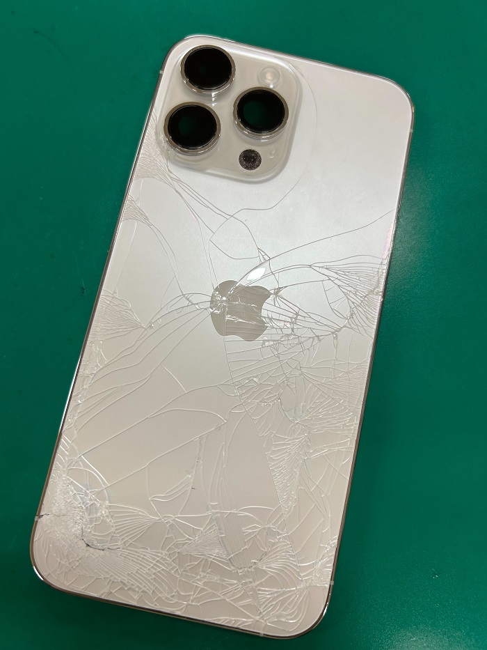 豊川市】iPhone14ProMaxの背面ガラス割れ修理ならまちスマ豊川店へ
